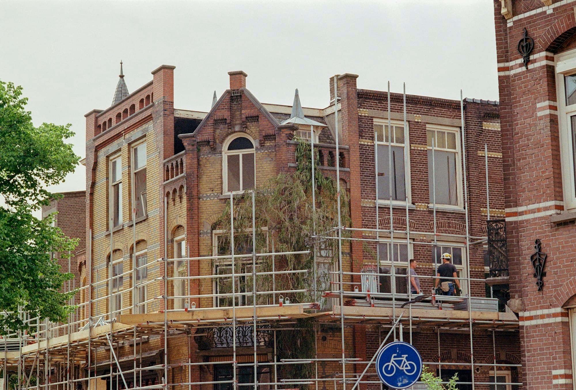 Eingerüstete Fassade eines Mehrfamilienhauses während der Sanierung