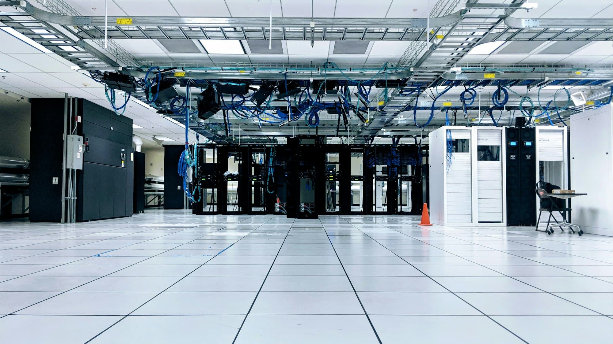 Technikhalle eines Rechenzentrums mit Serverschränken