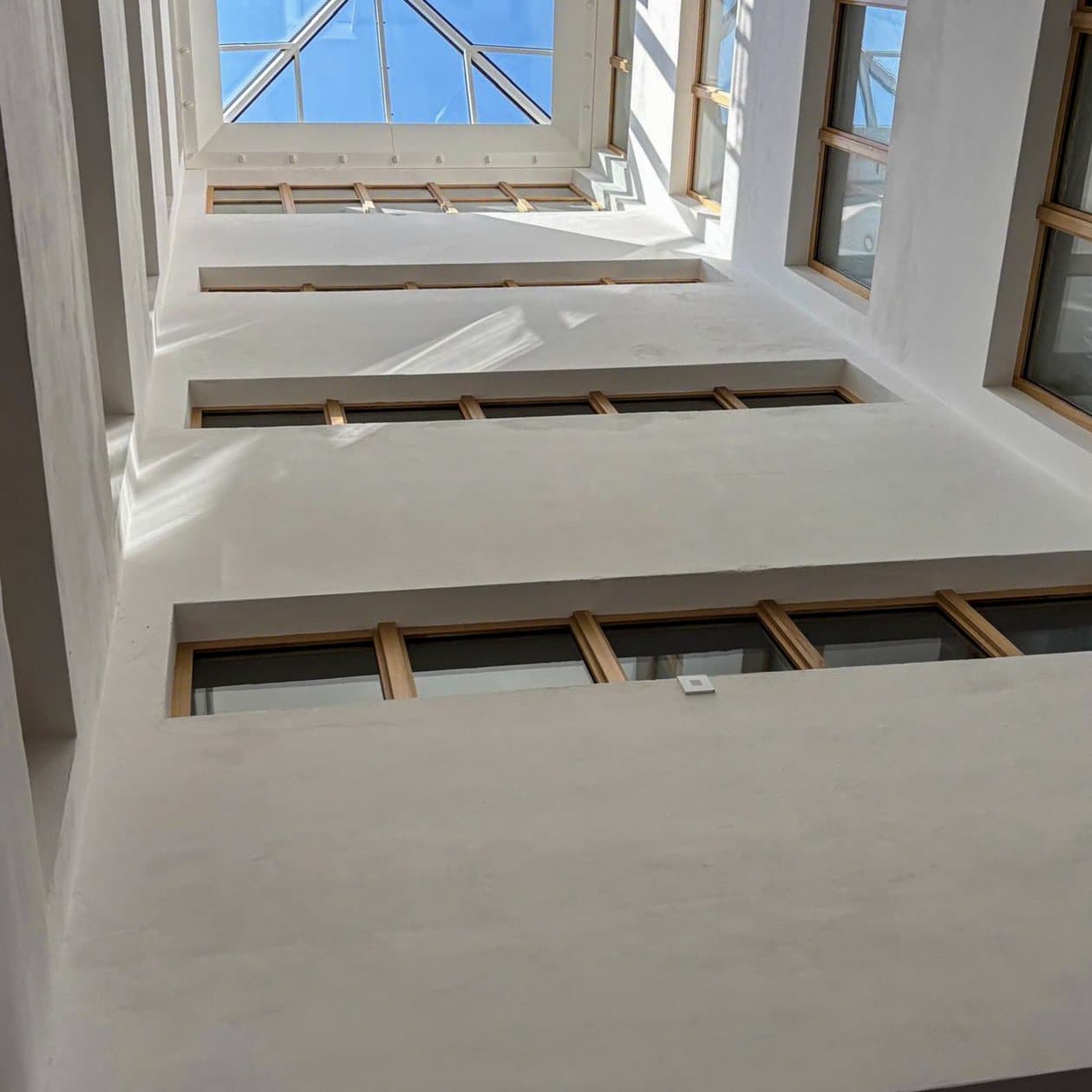 Lichthof mit Glasdach und Holzfenstern