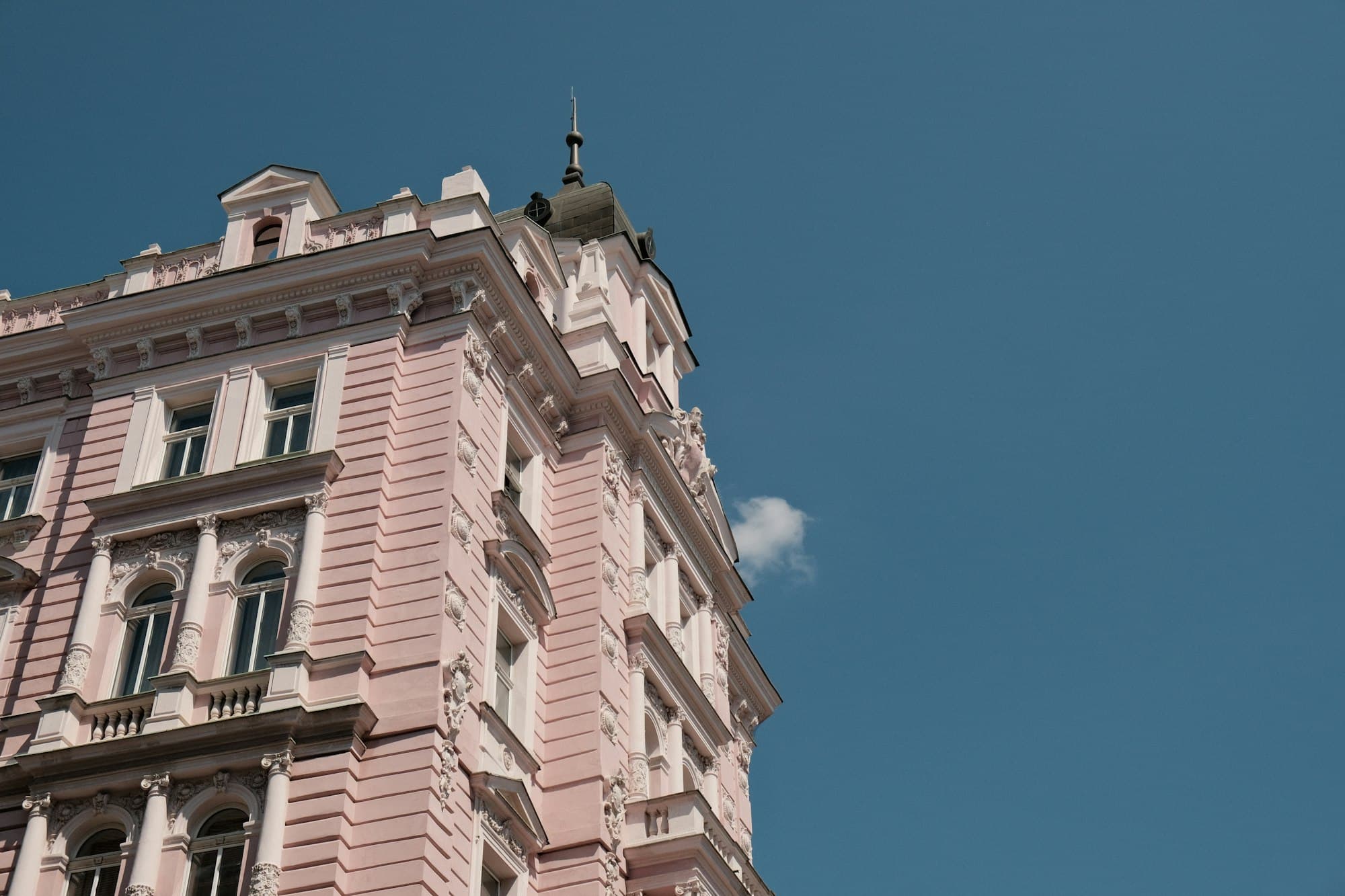 Historische Fassade mit Stuckornamenten und Eckturm