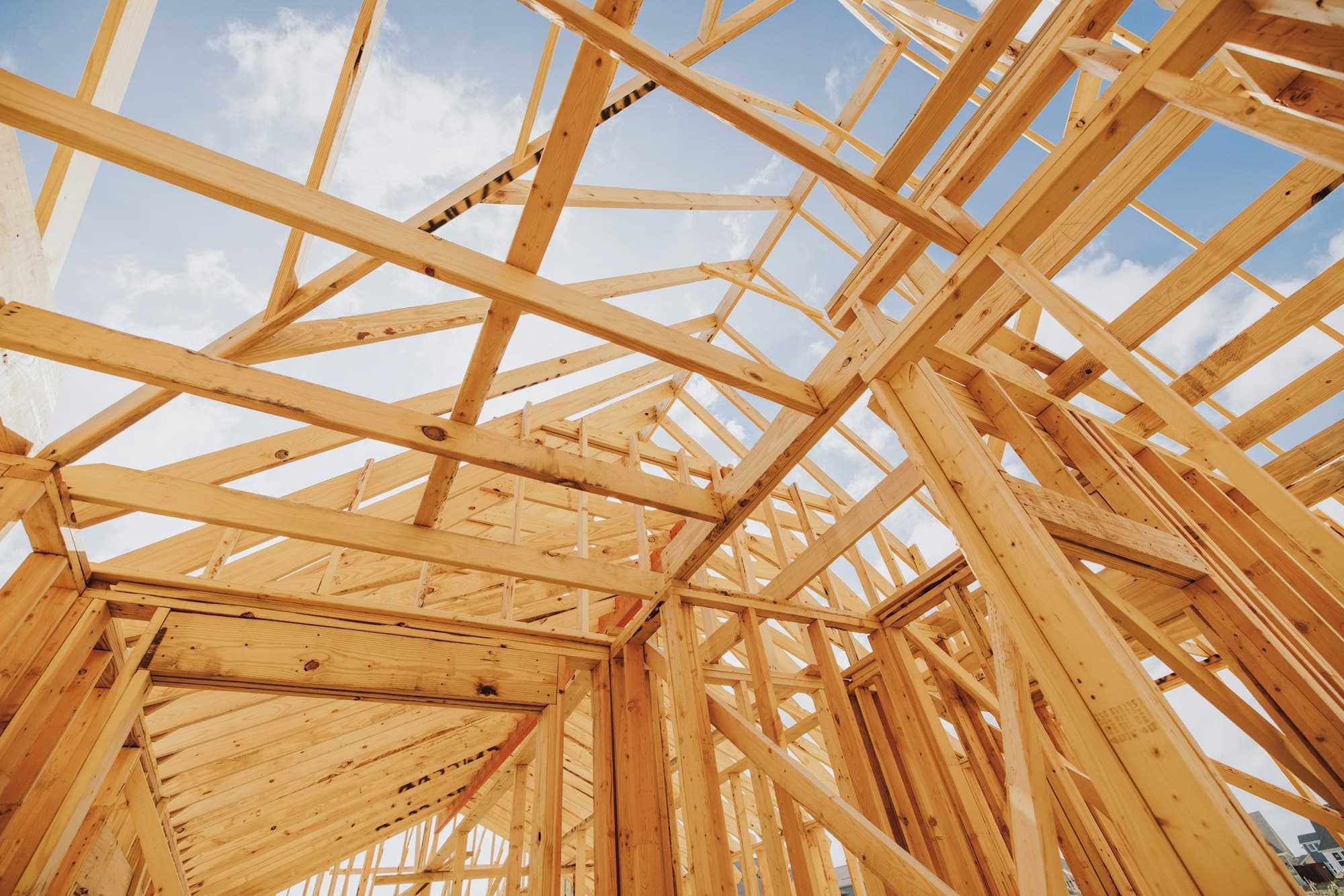 Tragwerk in Holzbauweise während der Aufrichte