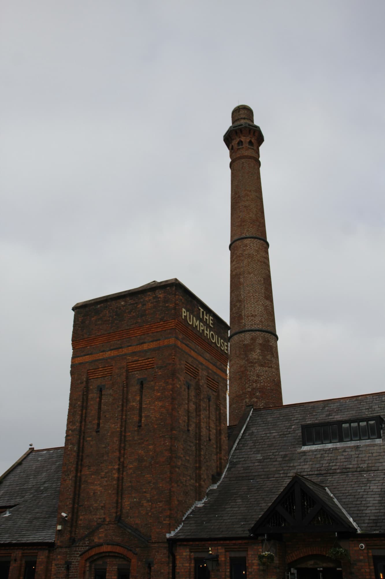 Industriegebäude aus Backstein mit hohem Kamin