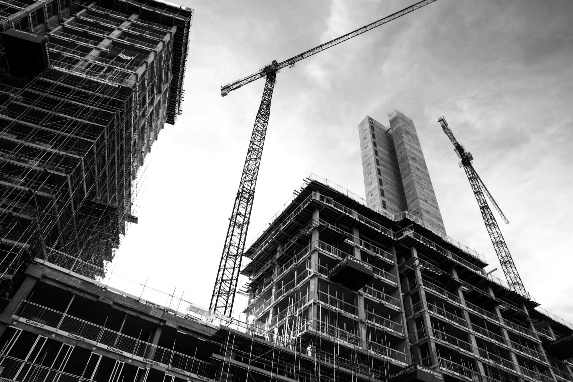 Turmdrehkrane über einem Rohbau im Hochbau