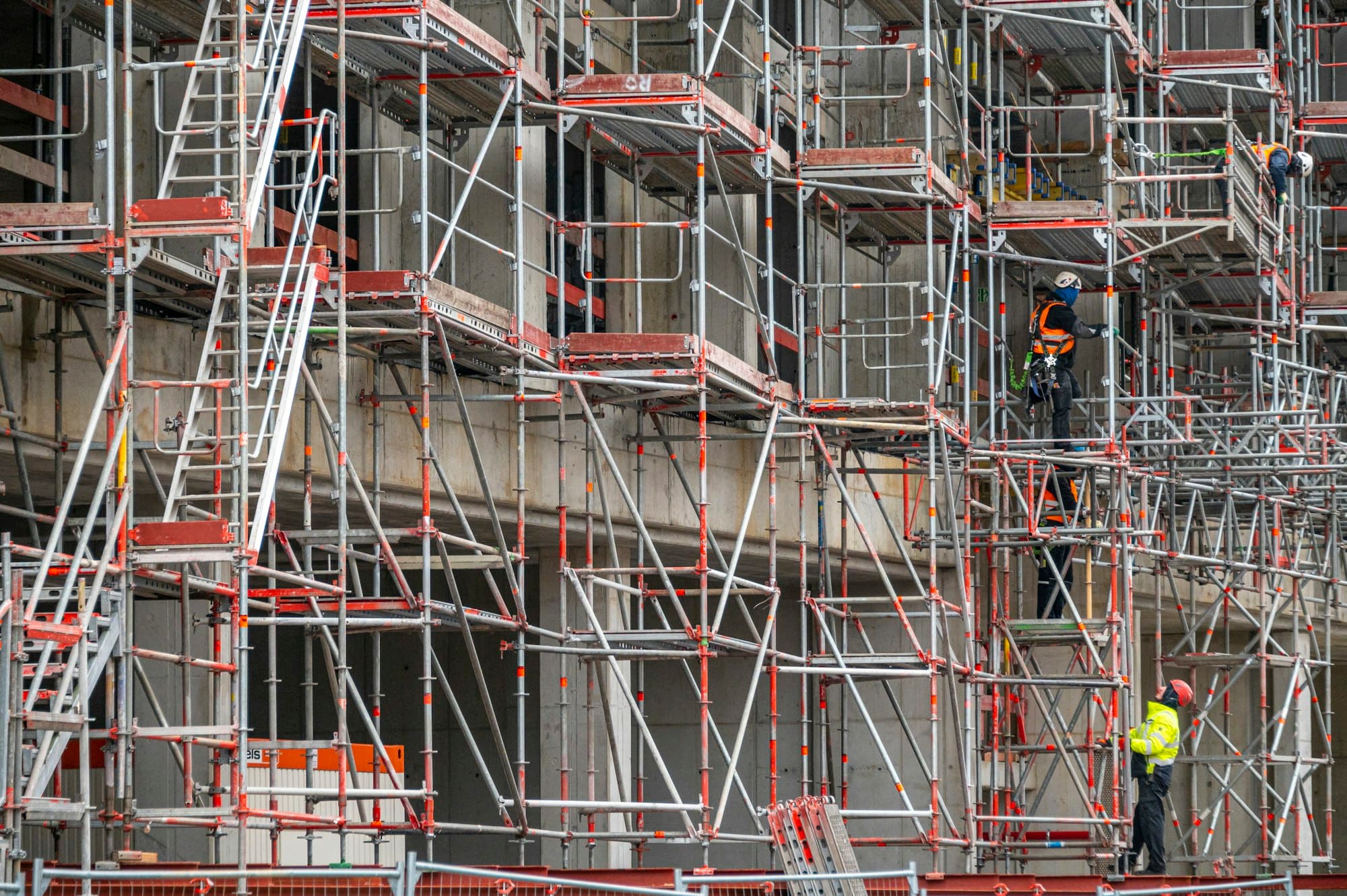 Arbeiter auf einem Fassadengerüst